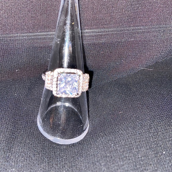 Platinum plated ring with Cubic zirconia as main stone and crystals surrounding - Picture 2 of 6